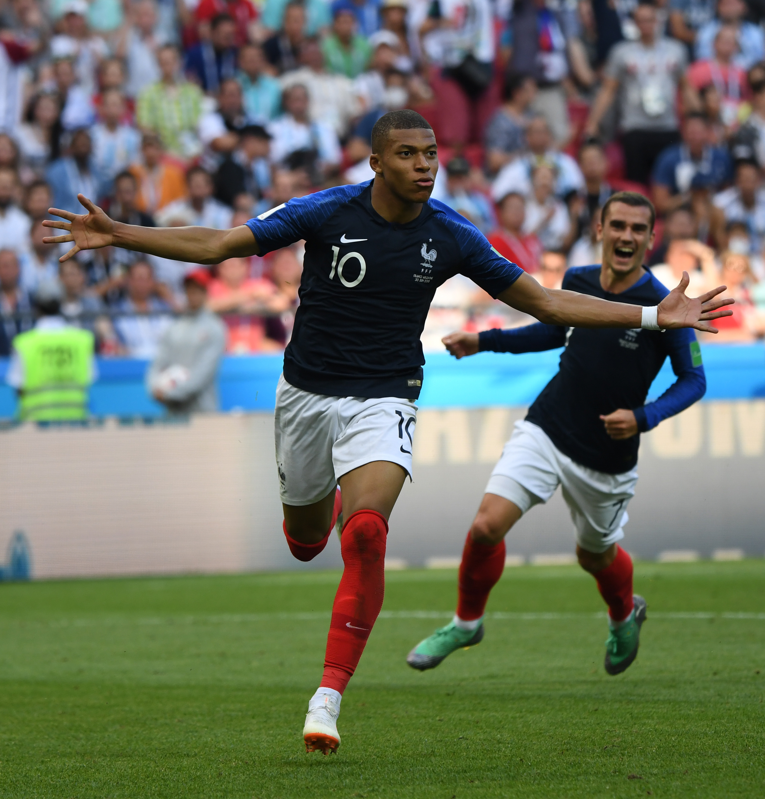 哈登爆砍55分刷新队史纪录 快船客场擒黄蜂终结三连败（哈登轰下55分改写队史纪录，快船客胜黄蜂止住三连败）