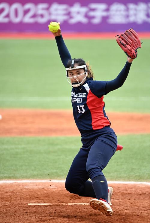 感受下塞尔维亚的篮球氛围！这阵势比足球场都炸裂！（走进塞尔维亚篮球现场：氛围炸裂，热度超越足球！）