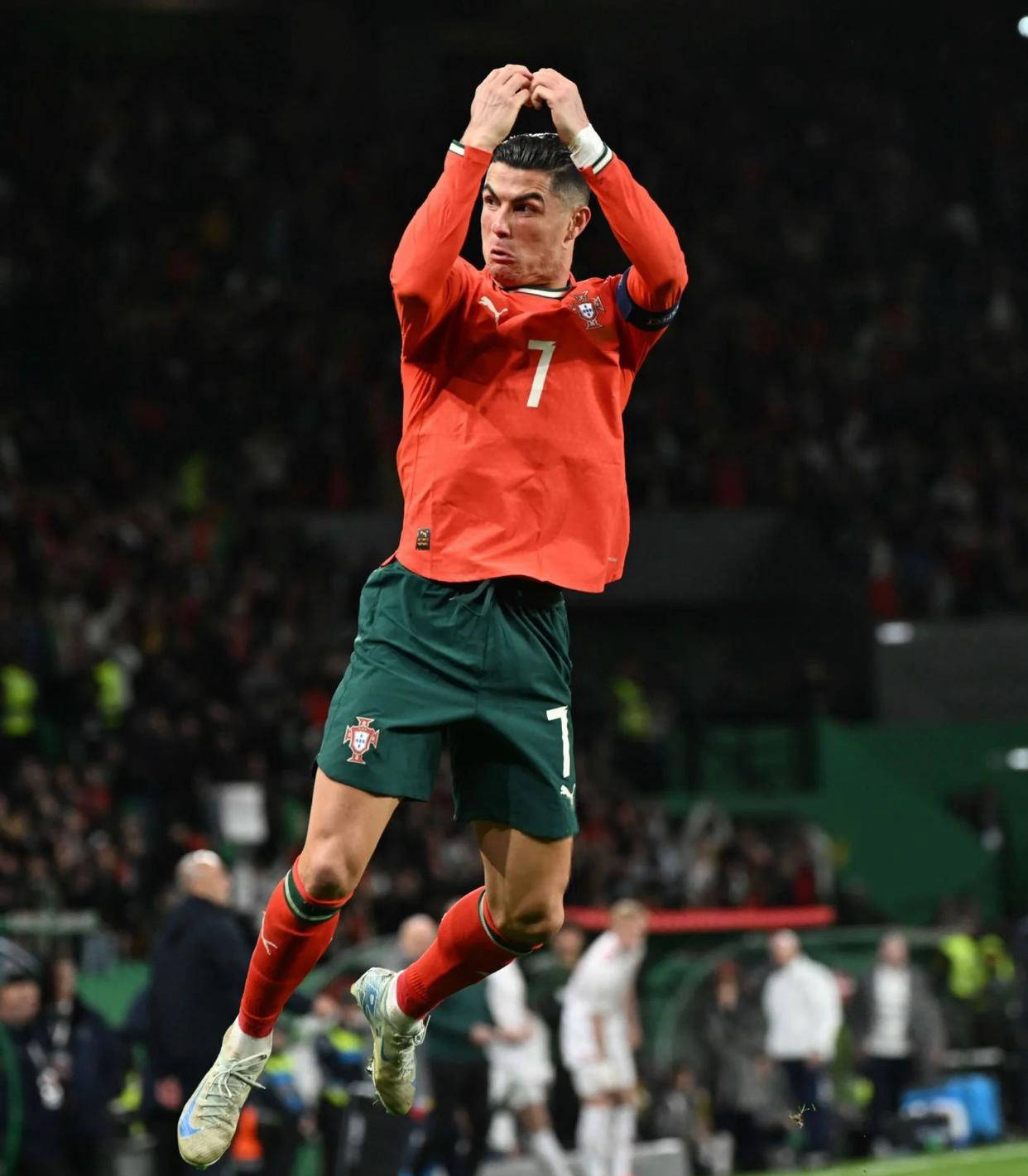 赵鹏：蒋4朱5是国内顶级中卫，但他俩搭配踢亚冠还是太吃力了（赵鹏评蒋4朱5：国内顶级中卫搭档，踢亚冠仍显吃力）