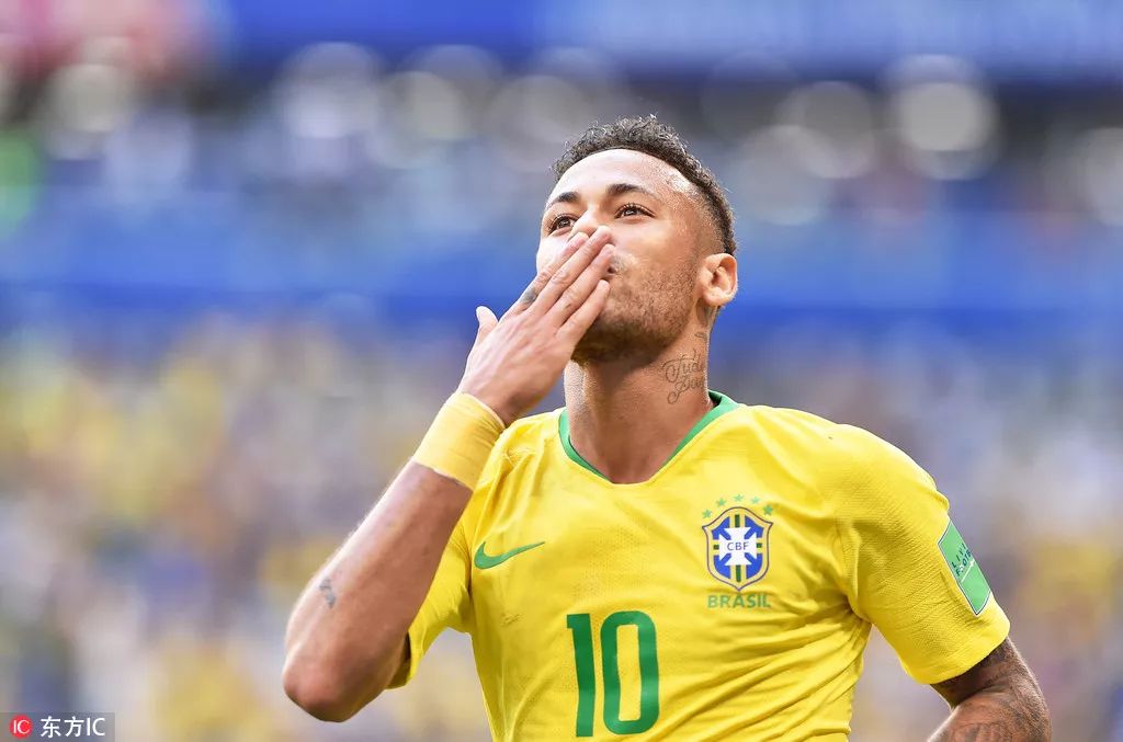 迈阿密夺冠之夜，梅西好兄弟被冷落：决赛无缘出场！赛后委屈落泪（迈阿密加冕之夜，梅西挚友无缘登场：决赛遭冷落，赛后黯然落泪）