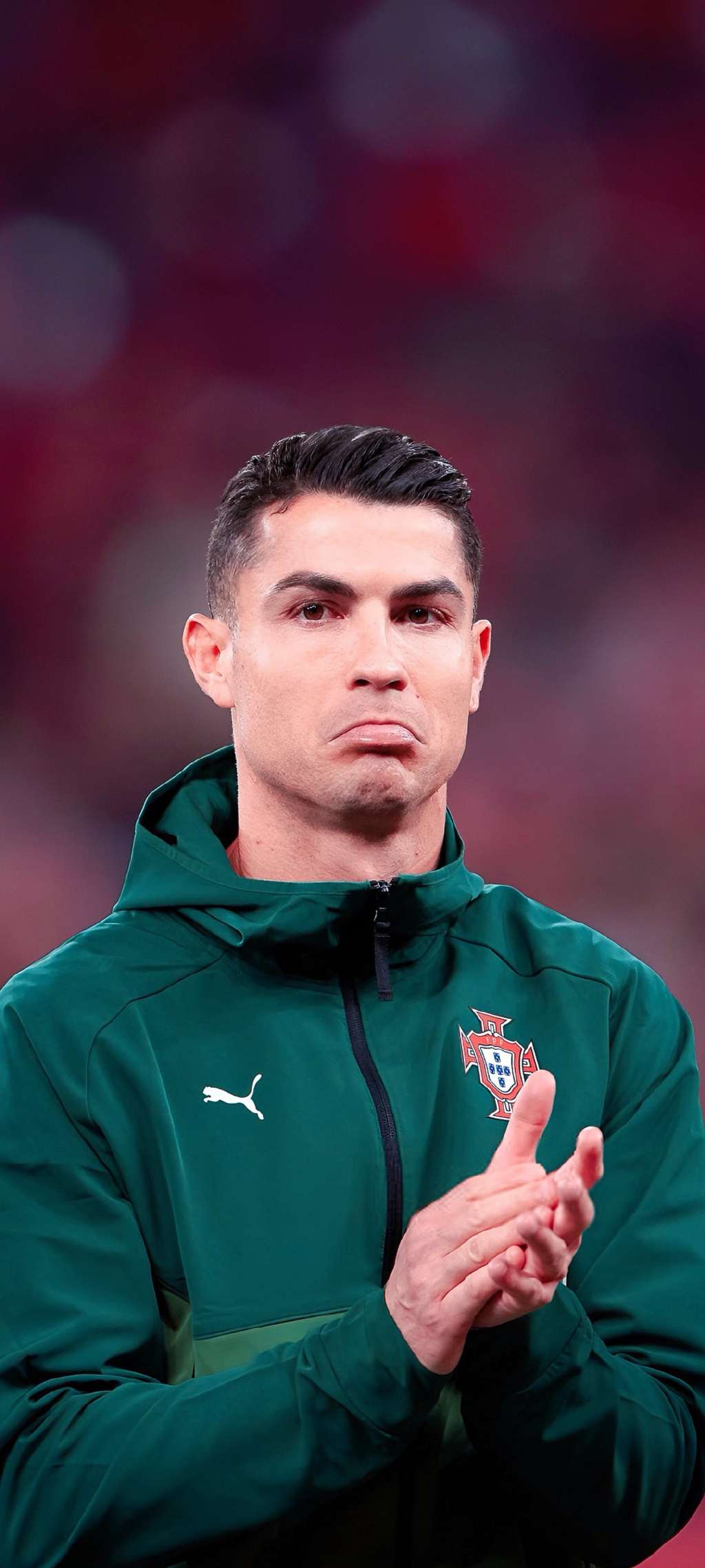 梦幻联动！T1四人组造访拜仁主场，领取印有自己名字的拜仁队服（跨界联动！T1四人组做客拜仁主场，获赠印名拜仁球衣）